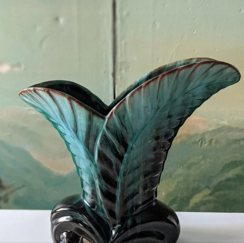 Vintage Blue Mountain Pottery Deco Leaf Vase - Picture 5 of 8